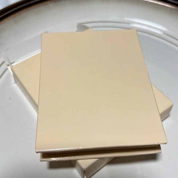 💕🍌Kylie Banana Split Pressed Illuminating Powder - Picture 4 of 8